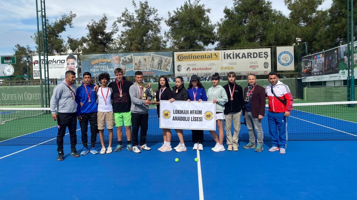 Okulumuz Erkek Tenis Takımı finalde Akdeniz Kolejini yenerek İl Şampiyonu olarak Türkiye Elemelerine katılmaya hak kazandı. Kız Tenis Takımımız İl Üçüncüsü olarak Kupayı ve madalyaları müzeye kazandırdılar.