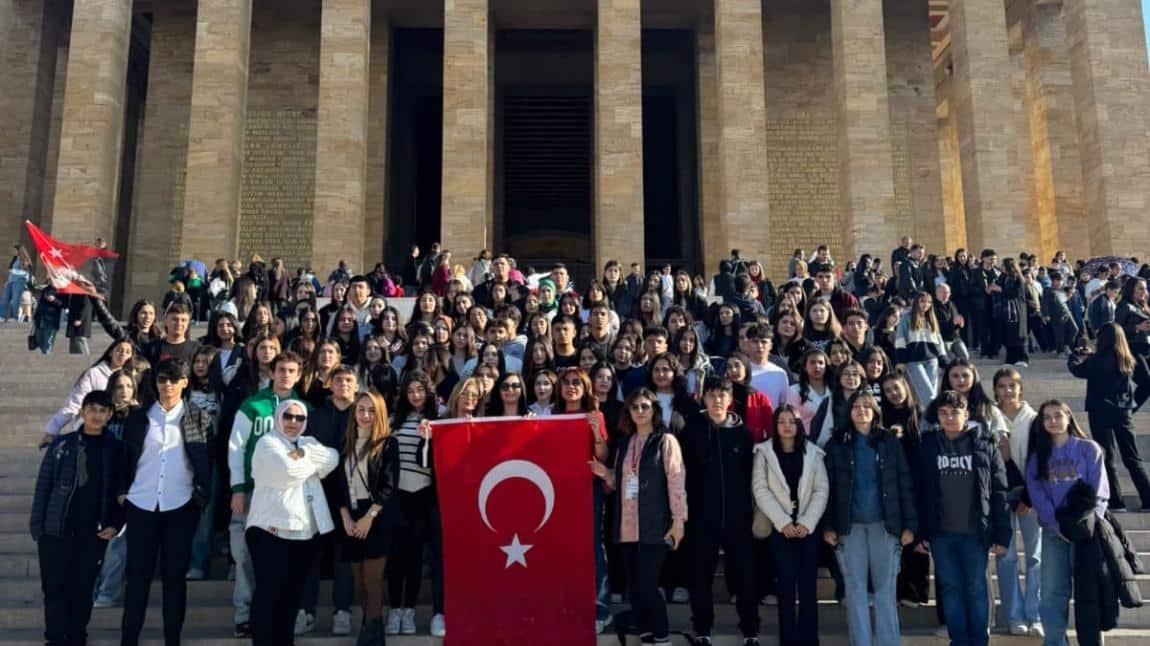 Lokman Hekim Anadolu Lisesi öğrencileri Atamızın ebedi istirahatgahı Anıtkabir'i ve Cumhurbaşkanlığı Külliyesi Millet Kütüphanesini ziyaret ettiler.