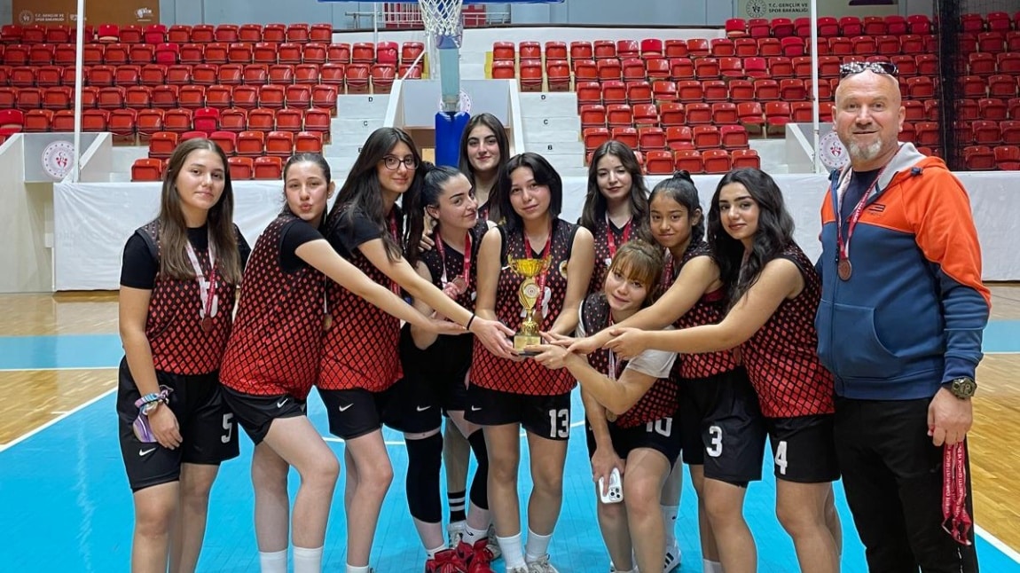 Lokman Hekim Anadolu Lisesi Basketbol takımı 2024-2025 Adana İl Üçüncüsü olarak Bronz Madalyayı ve Kupayı müzeye taşıdılar.