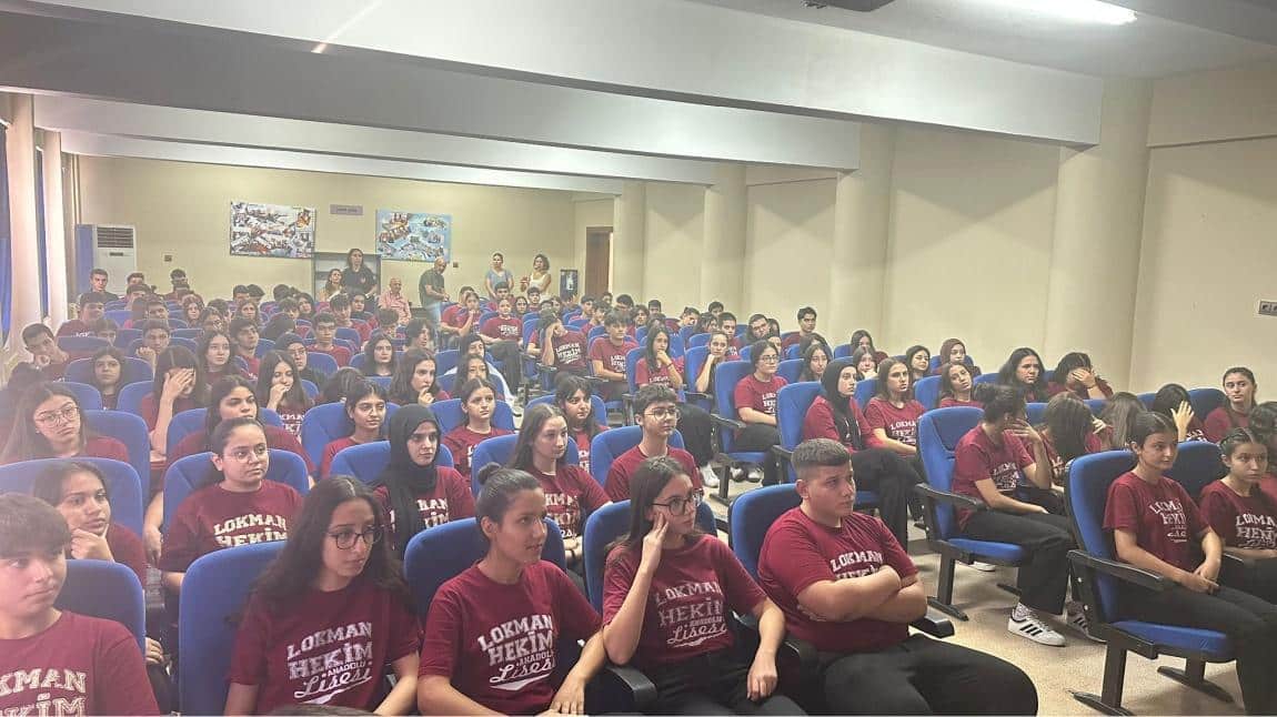 Adana Emniyet Müdürlüğü Terörle Mücadele Şube Müdürlüğünce Lokman Hekim Anadolu Lisesi Öğrencilerine bilgilendirme eğitimi gerçekleştirildi.